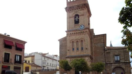 Con la iglesia de Santa María a sus espaldas, un grupo de vecinos transita en la plaza de La Diputación donde, además de ser un punto de encuentro, convergen comercios, bares, parque infantil y ayuntamiento.