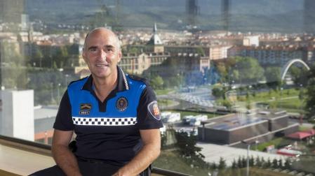 Javier Goya, jefe de la Policía Municipal, en su despacho, con vistas a las Oblatas y los barrios de San Jorge y la Rochapea.