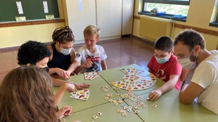Niños con trastorno de espectro autista (TEA) y sus monitores, en el campamento de verano de este mes.