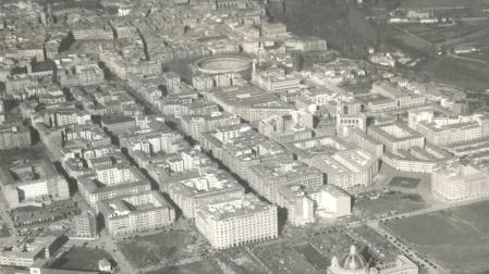 Vista aérea de la segunda zona del II Ensanche en 1952. En la plaza de Conde Rodezno, hoy de la Libertad, solo se había construido uno de los edificios de viviendas. Y estaban sin terminar, entre otras, las calles Paulino Caballero y Bergamín.