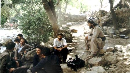 Manuel Martorell (de blanco) junto a los peshmergas y sus compañeros periodistas disfrutaron de una sandía “fresca” en un alto en el camino a su paso por el valle de Kanaryo, en el Kurdistán iraquí, a principios de agosto.