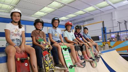Niños desde los 8 años acuden a Backflip Navarra con su patín dos o más días por semana. En el recinto disponen de 500 metros cuadrados de rampas de todo tipo.