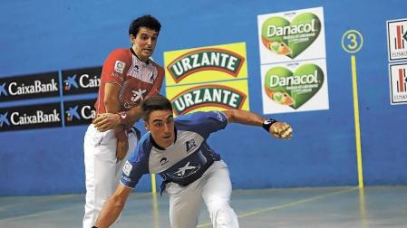 Peio Etxeberria esquiva a Jokin Altuna para llegar a una pelota en el ancho, este domingo en Elgoibar.
