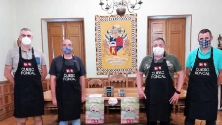 Desde la izda.: Eneko Egiguren, representante del Ayuntamiento de Urzainqui y hostelero; Jesús Mari Cruchaga, teniente de alcalde de Roncal; Marcelino Landa,  secretario de la Junta del valle de Roncal; y Lorenzo Sarratea, presidente de la DOP Queso Roncal.