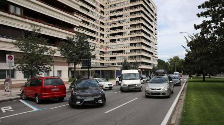 Aparcar en 'espiga' divide a los conductores