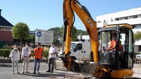 Visita de los ediles Anichu Agüera y Zeus Pérez -1ª y 2º por la izda.- a las obras en los pasos peatonales.