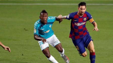 Pervis Estupiñán y Leo Messi, en el partido de final de temporada en el Nou Camp.