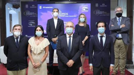 José Luis Larriú (Caixabank), Izaskun Goñi (Gobierno de Navarra) y Tito Navarro (NavarraCapital.es), Luis Colina (presidente del consejo de administración del Grupo La Información), Adriana Maldonado (europarlamentaria navarra del PSOE), Enrique Maya (alcalde de Pamplona) y Pablo Zalba (Comisario de los Cursos Europeos de Verano).