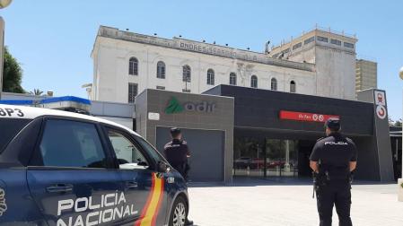 Interceptado conduciendo un niño de 13 años, que apenas veía sobre el volante