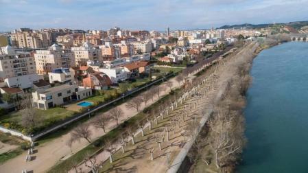 Imagen aérea del paseo del Prado de Tudela, con el río Ebro a la derecha.