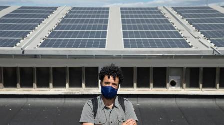 Javier Zardoya, responsable de la Agencia Energética, frente a las placas fotovoltaicas del edificio de la Policía Municipal de Pamplona.