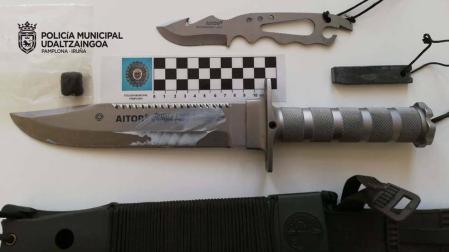 Denunciado tras incautársele dos cuchillos en el interior de su vehículo