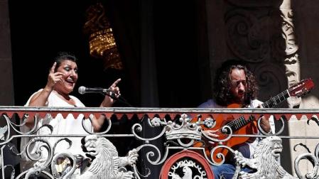 Fotos de la actuación en Pamplona de la cantaora Remedios Amaya, que ha sido la encargada de estrenar el balcón del Ayuntamiento en el marco del festival 'Flamenco on Fire'.
