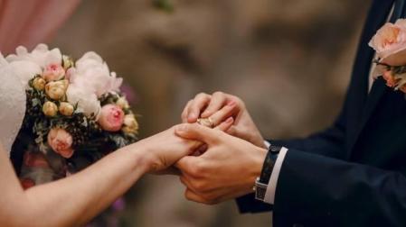 Imagen de una boda en el momento de colocar los anillos