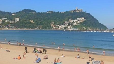 Personal sanitario atiende en la playa de La Concha a la persona rescatada del agua