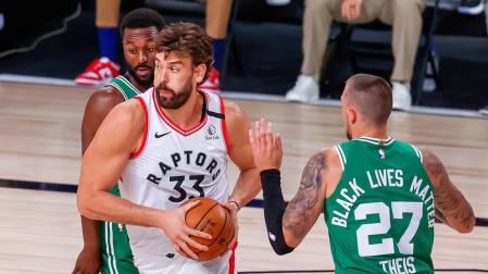 Marc Gasol, entre Kemba Walker y Daniel Theis.