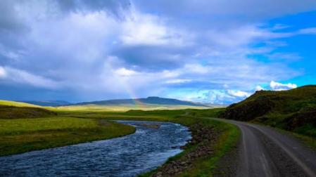 Vista de una carretera junto a un río en una zona rural