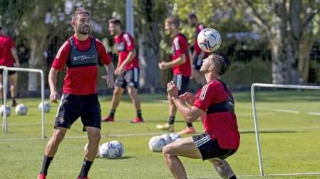 Adrián y David García durante un ejercicio en el entrenamiento de este jueves en Tajonar