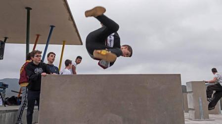 Un aficionado realizando un salto en el circuito del parkour de Estella el día de su inauguración.