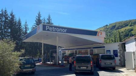 Varios vehículos esperan a repostar en la gasolinera de Aribe