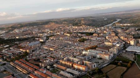 Vista aérea del casco urbano de Tudela con la urbanización del instituto y el barrio de Lourdes en primer término y, al fondo, el río Ebro.