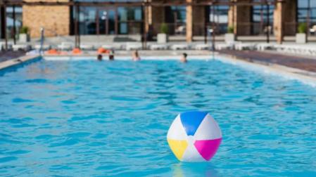 Imagen de una piscina en verano