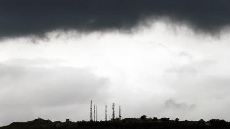 Nubes negras cubren el monte de San Cristóbal en una jornada nubosa.
