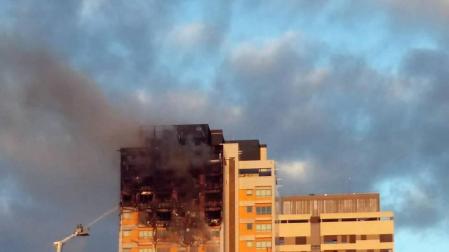 Un gran incendio devora los pisos superiores de una torre del norte de Madrid