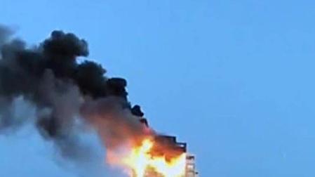 Un gran incendio devora los pisos superiores de una torre del norte de Madrid
