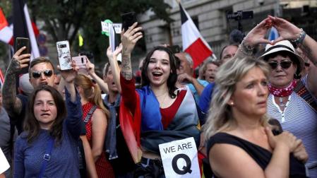 Berlín detiene la desafiante marcha del negacionismo "antimascarilla"