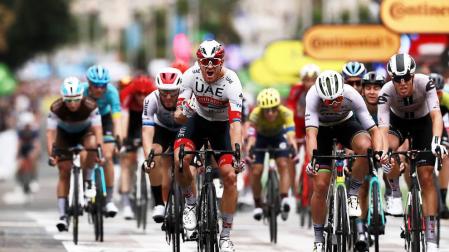 El noruego Kristoff gana en Niza en un estresante inicio del Tour