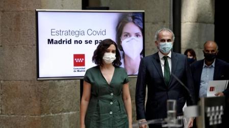 La presidenta de la Comunidad de Madrid, Isabel Díaz Ayuso, junto al consejero de Sanidad, Enrique Ruiz Escudero, en la presentación de la estrategia de continuidad del Covid-19
