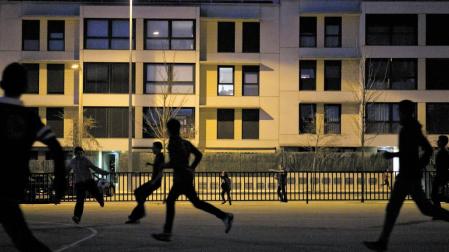 Reclaman mayor iluminaci&oacute;n para las pistas multideporte de Sarriguren