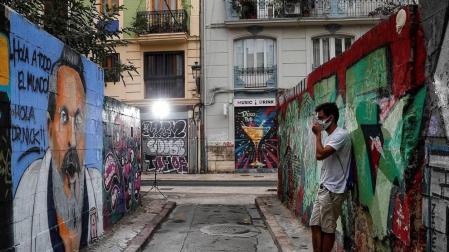 J. Warx, el grafitero de los murales virales sobre la covid y el rey emérito
