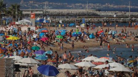 Aspecto de una playa de Barcelona este sábado.