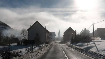 Imagen de archivo del acceso por carretera a Garralda rodeado de nieve.