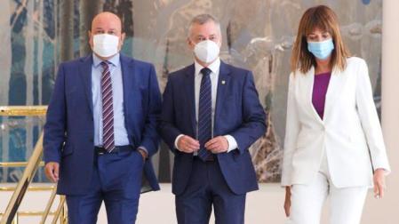 Urkullu, Ortuzar y Mendia suscriben el pacto que reedita la coalición de Gobierno