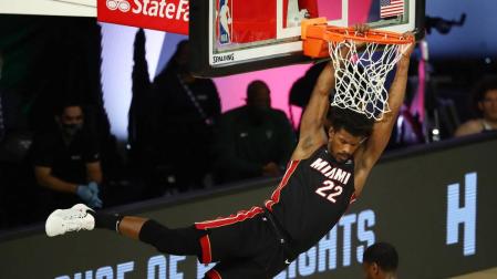 Jimmy Butler, estrella de los Heat de Miami, machaca el aro rival.