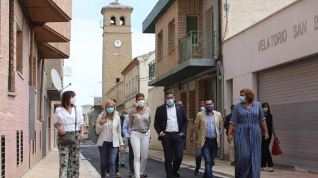 Visita de María Chivite otras autoridades a una de las calles renovadas de Ribaforada.