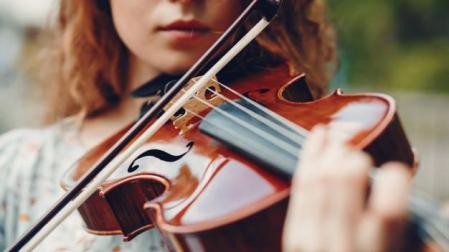 Imagen de una violinista ejecutando una pieza