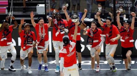 Los jugadores del Baskonia celebran el título de liga al recibir el trofeo de campeón.