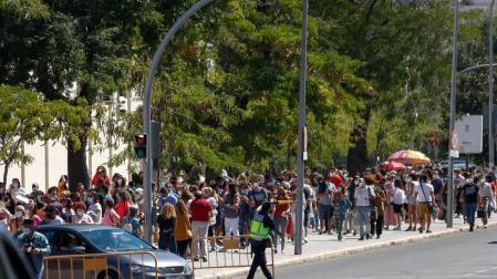 Madrid suspende los test a profesores tras las largas colas de espera