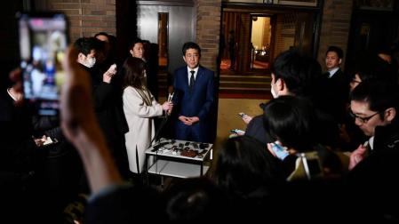 El primer ministro de Japón, Shinzo Abe, rodeado de periodistas.