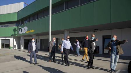 El C.P. Bernat Etxepare I.P. estrena patio con zona verde arbolada y área de juegos