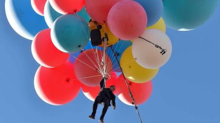 David Blaine vuela a más de 7.500 metros con un puñado de globos de colores