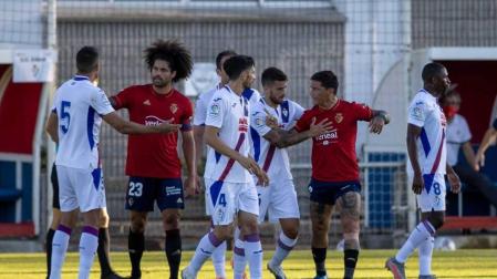 ARIDANE, CAPITÁN. El central canario portó ayer el brazalete. En la foto, en un pequeño tumulto con jugadores del Eibar y el Chimy.