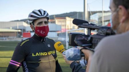 Induráin, increpado por un peatón cuando paseaba en bici