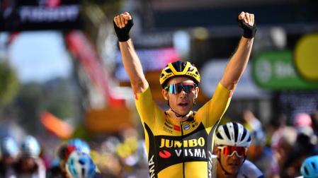 Van Aert se impone en un esprint reducido en una etapa de locura