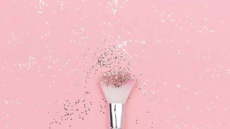 Imagen de una brocha de maquillaje con purpurina