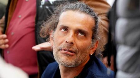 Un escultor colombiano se cose los labios para reclamar más atención a los artistas